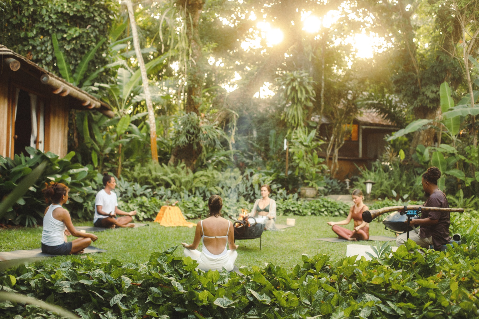 Roda de meditação no jardim da Pousada Capim Santo