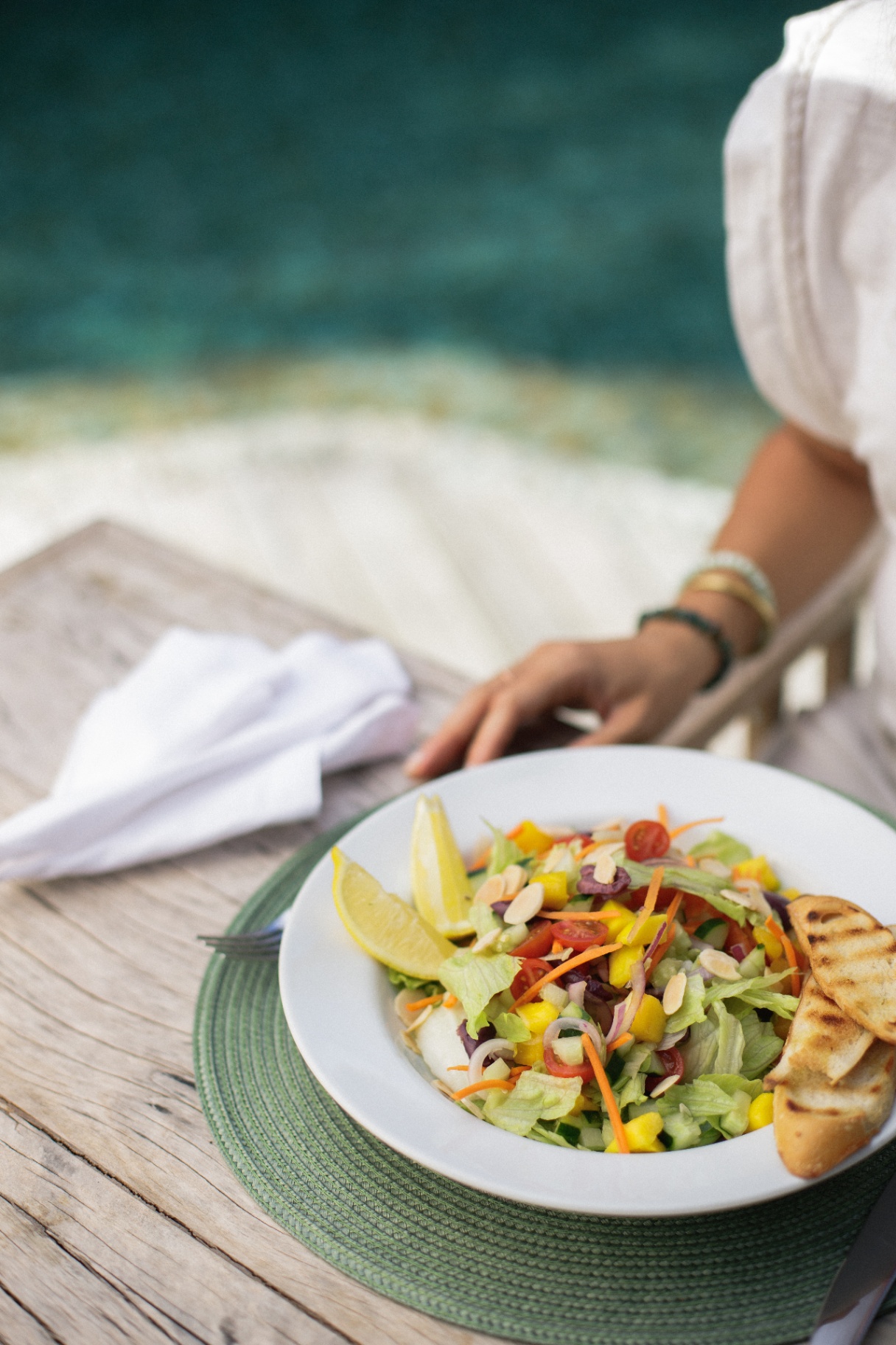 Salada terapêutica colorida servida no Retiro Bálsamo — alimentação 100% vegetal e natural