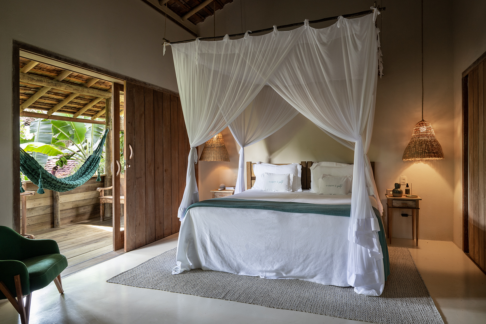 Quarto com rede e vista para o verde da pousada