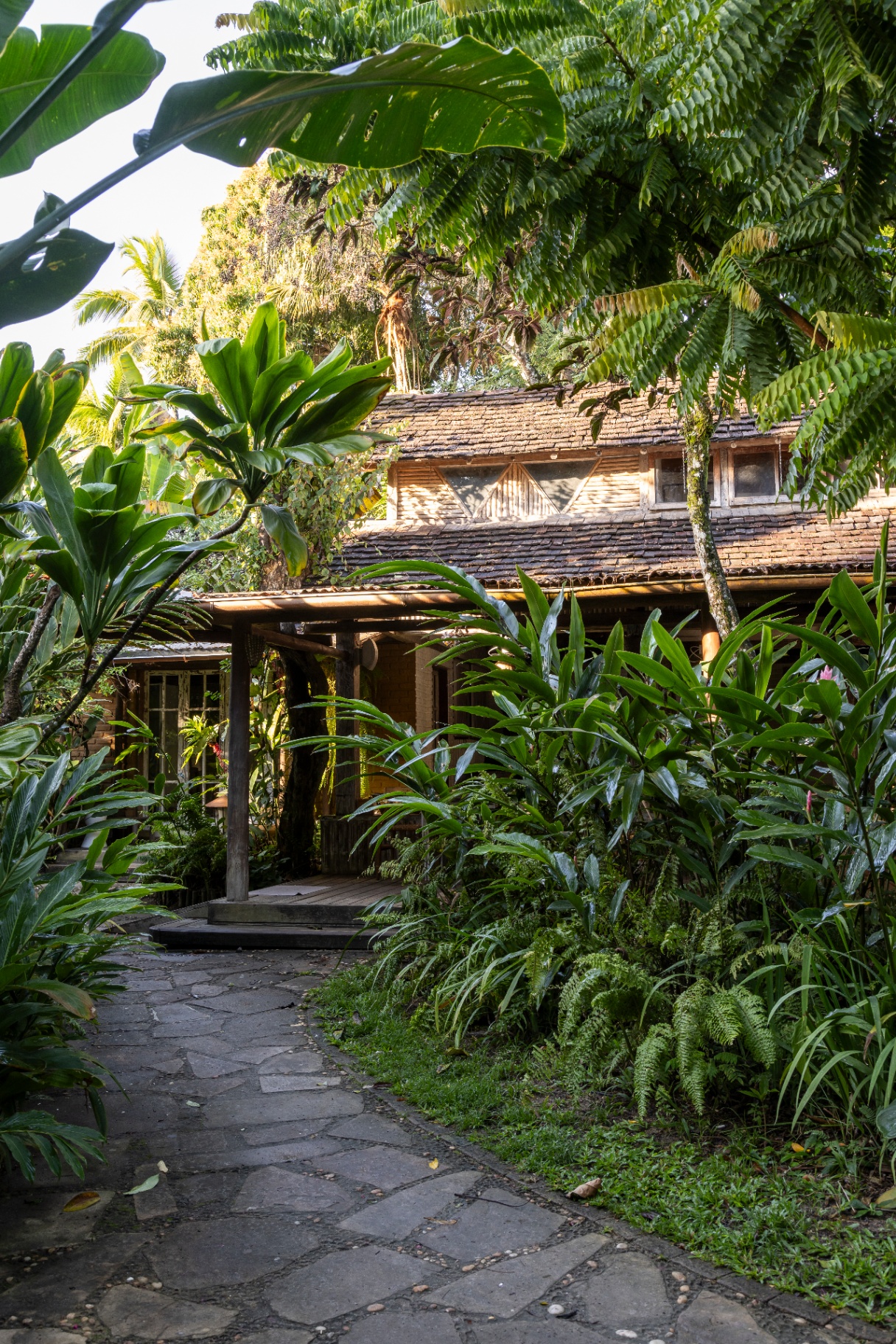 Casa principal da Pousada Capim Santo entre o verde de Trancoso
