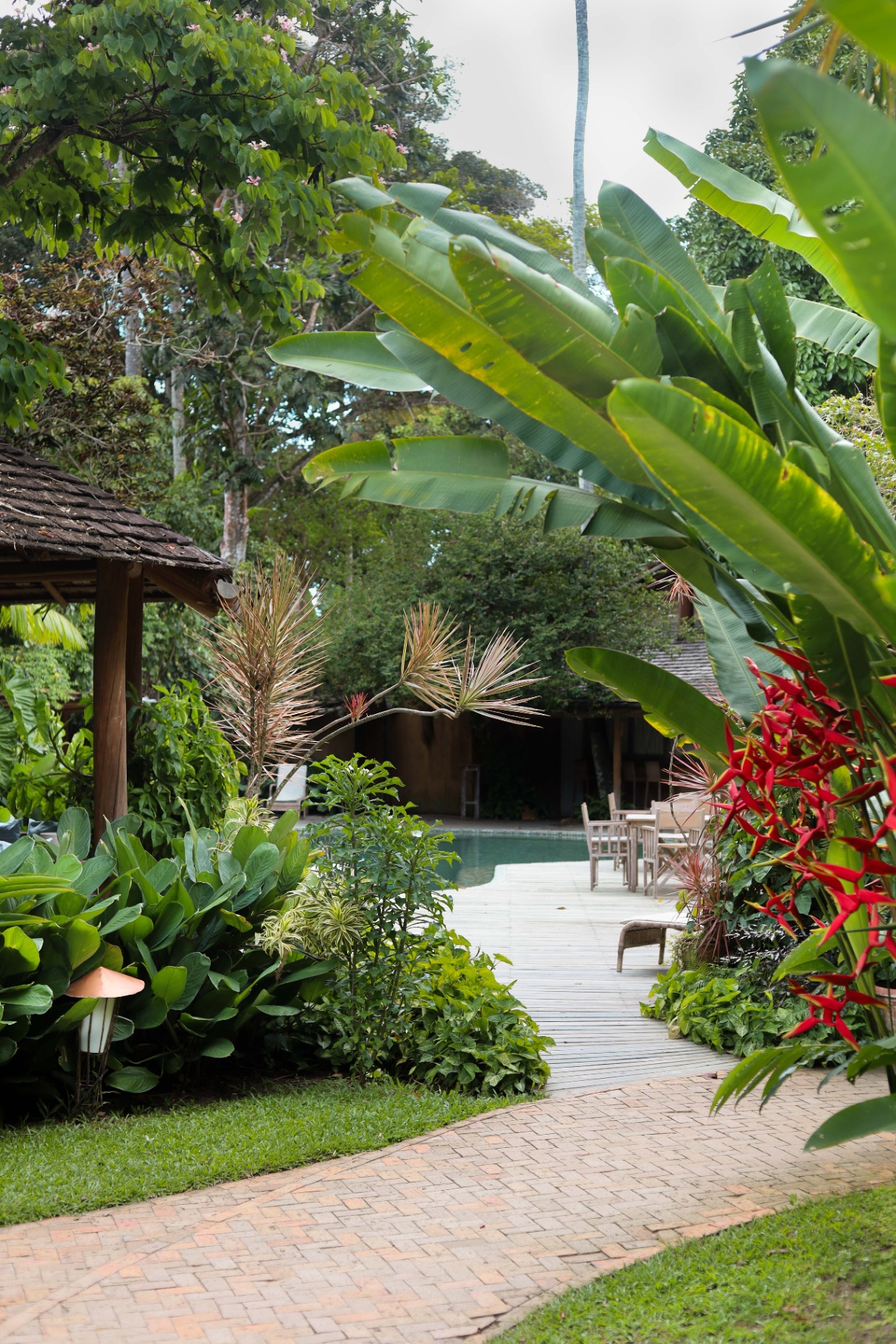 Jardim que abraça a piscina natural