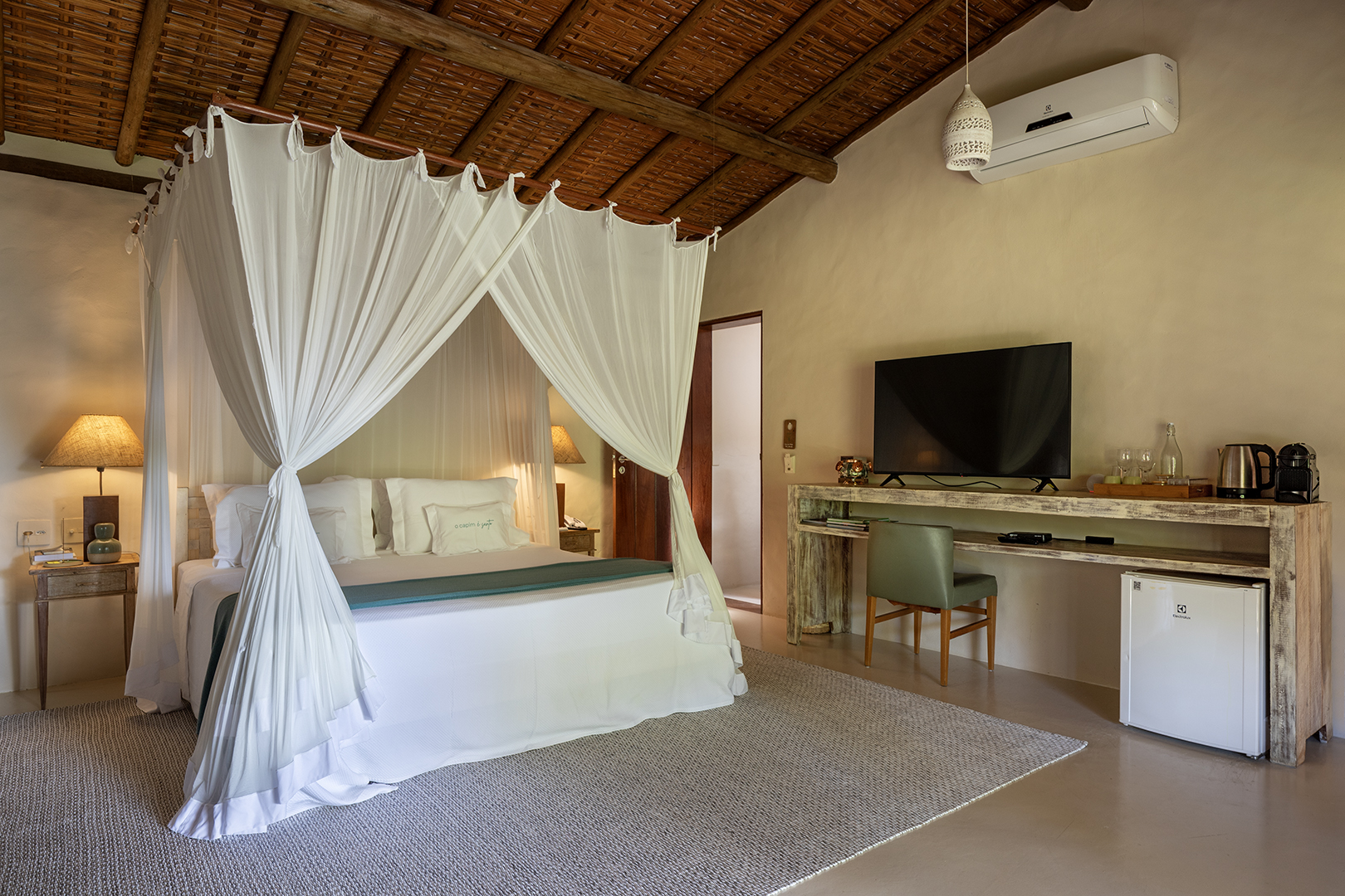 Acomodação com decoração natural e luz suave no Capim Santo