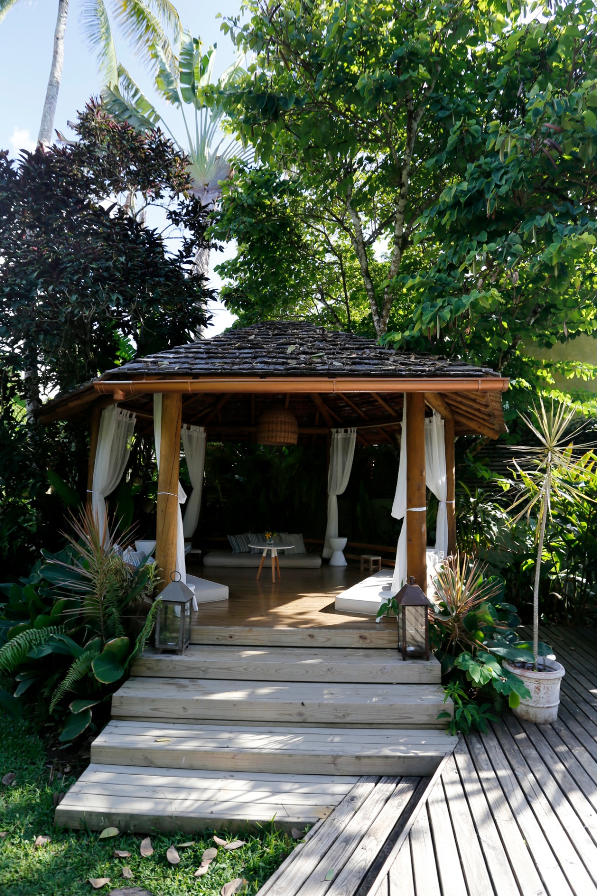 Gazebo para meditação e práticas matinais