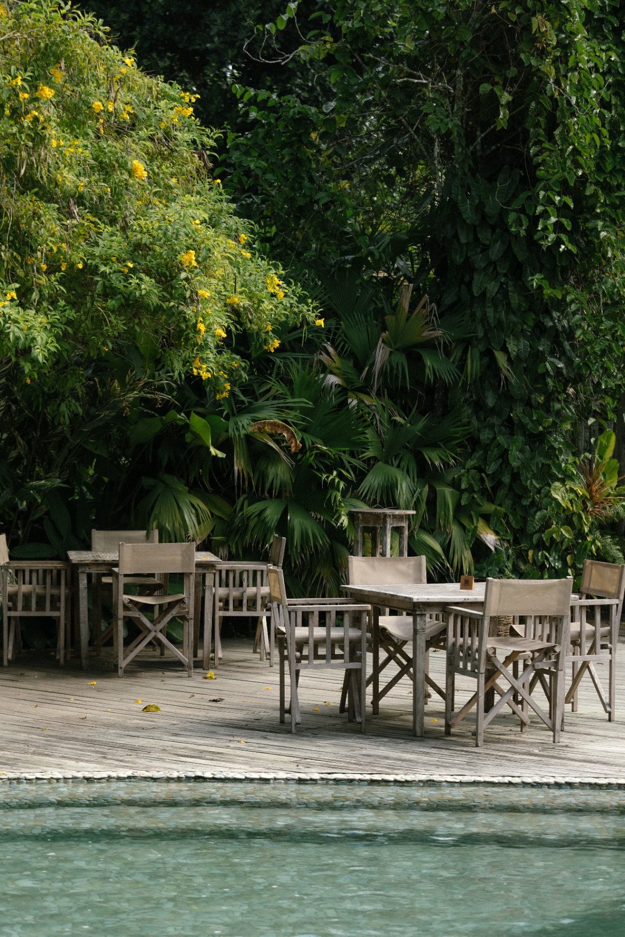 Deck com cadeiras à beira da piscina