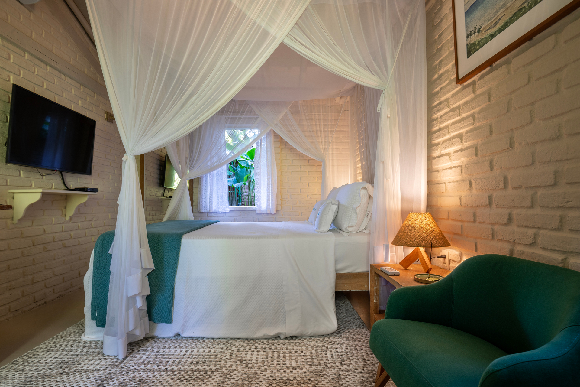 Quarto da Pousada Capim Santo em Trancoso integrado à natureza