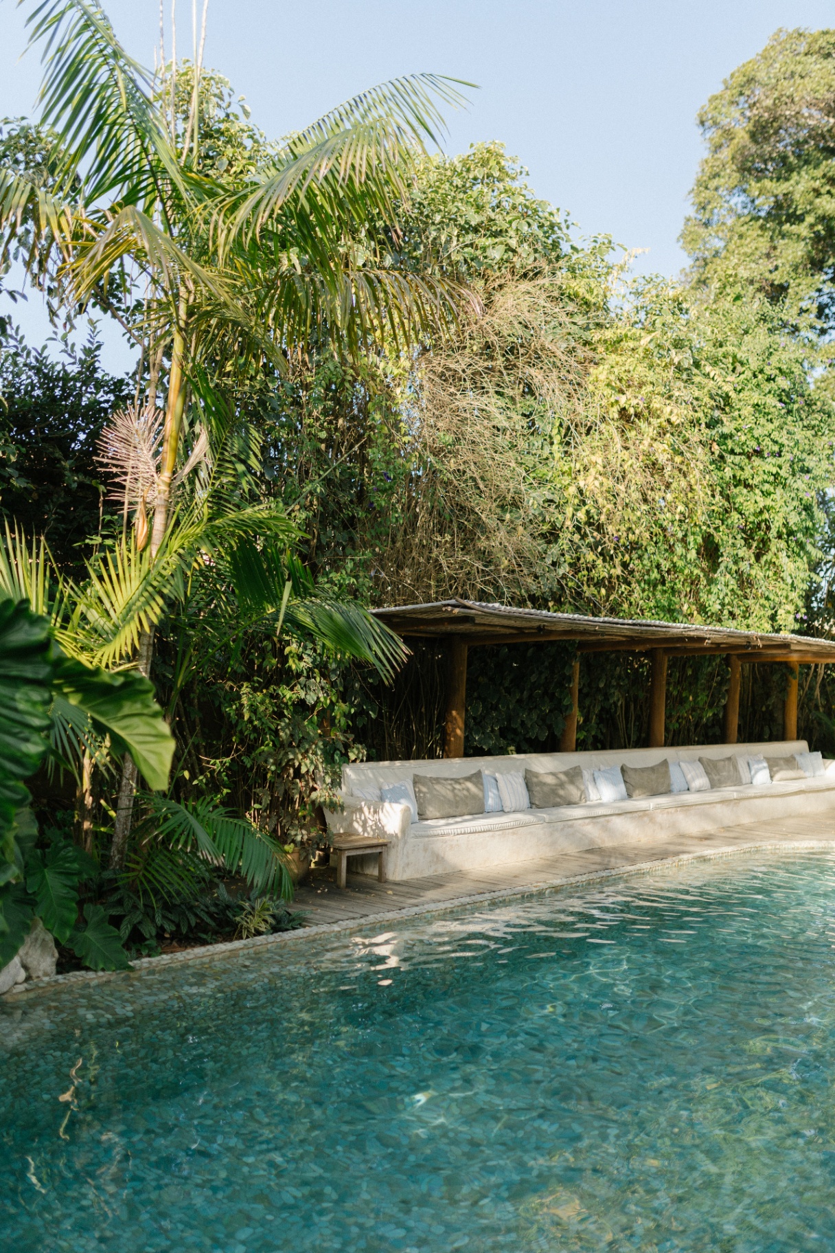 Piscina natural com lounge da Pousada Capim Santo