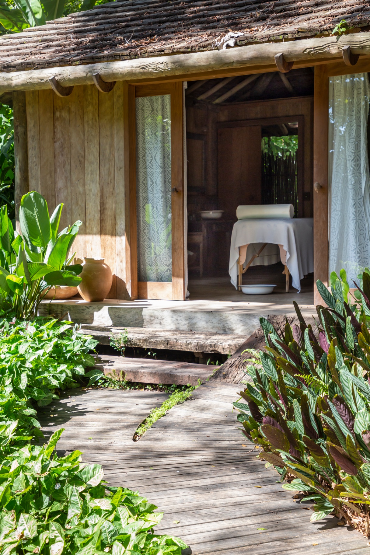 Sala de naturoterapia integrada ao jardim — espaço de atendimentos individuais